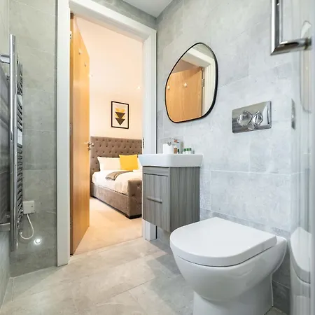 Luxury 3-Bed, 3-Bath Penthouse - Leeds City Centre - Underground Parking Exterior photo