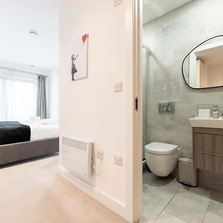 Luxury 3-Bed, 3-Bath Penthouse - Leeds City Centre - Underground Parking Exterior photo