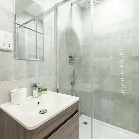 Luxury 3-Bed, 3-Bath Penthouse - Leeds City Centre - Underground Parking Exterior photo