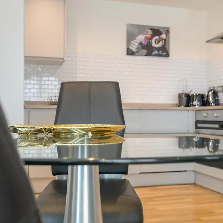 Luxury 3-Bed, 3-Bath Penthouse - Leeds City Centre - Underground Parking Exterior photo