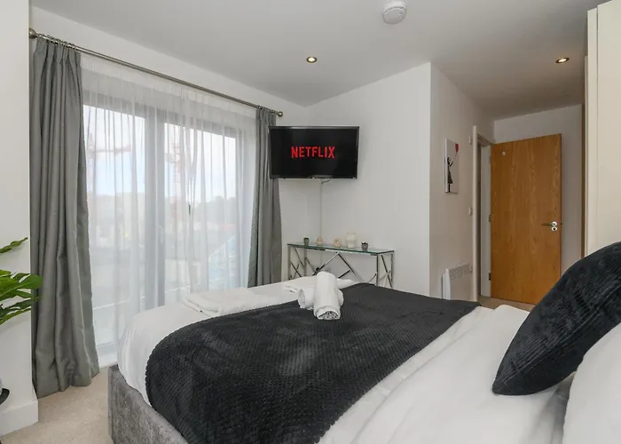 Luxury 3-Bed, 3-Bath Penthouse - Leeds City Centre - Underground Parking