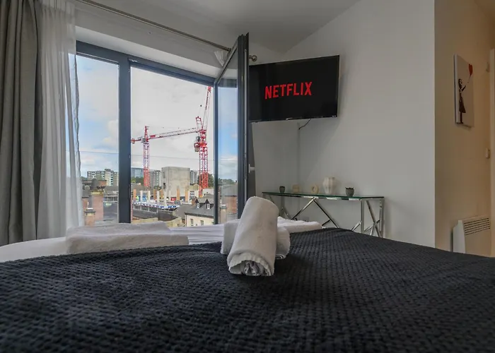Luxury 3-Bed, 3-Bath Penthouse - Leeds City Centre - Underground Parking