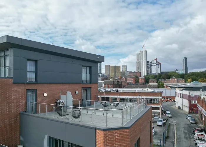 Luxury 3-Bed, 3-Bath Penthouse - Leeds City Centre - Underground Parking