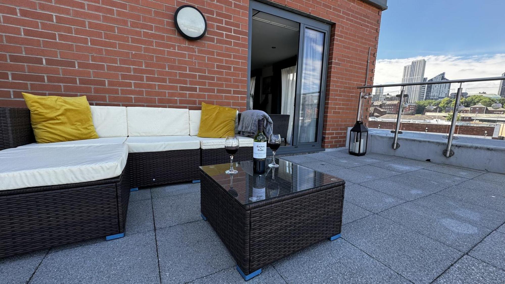 Luxury 3-bed, 3-bath Penthouse - Leeds Centre - Underground Parking Apartamento