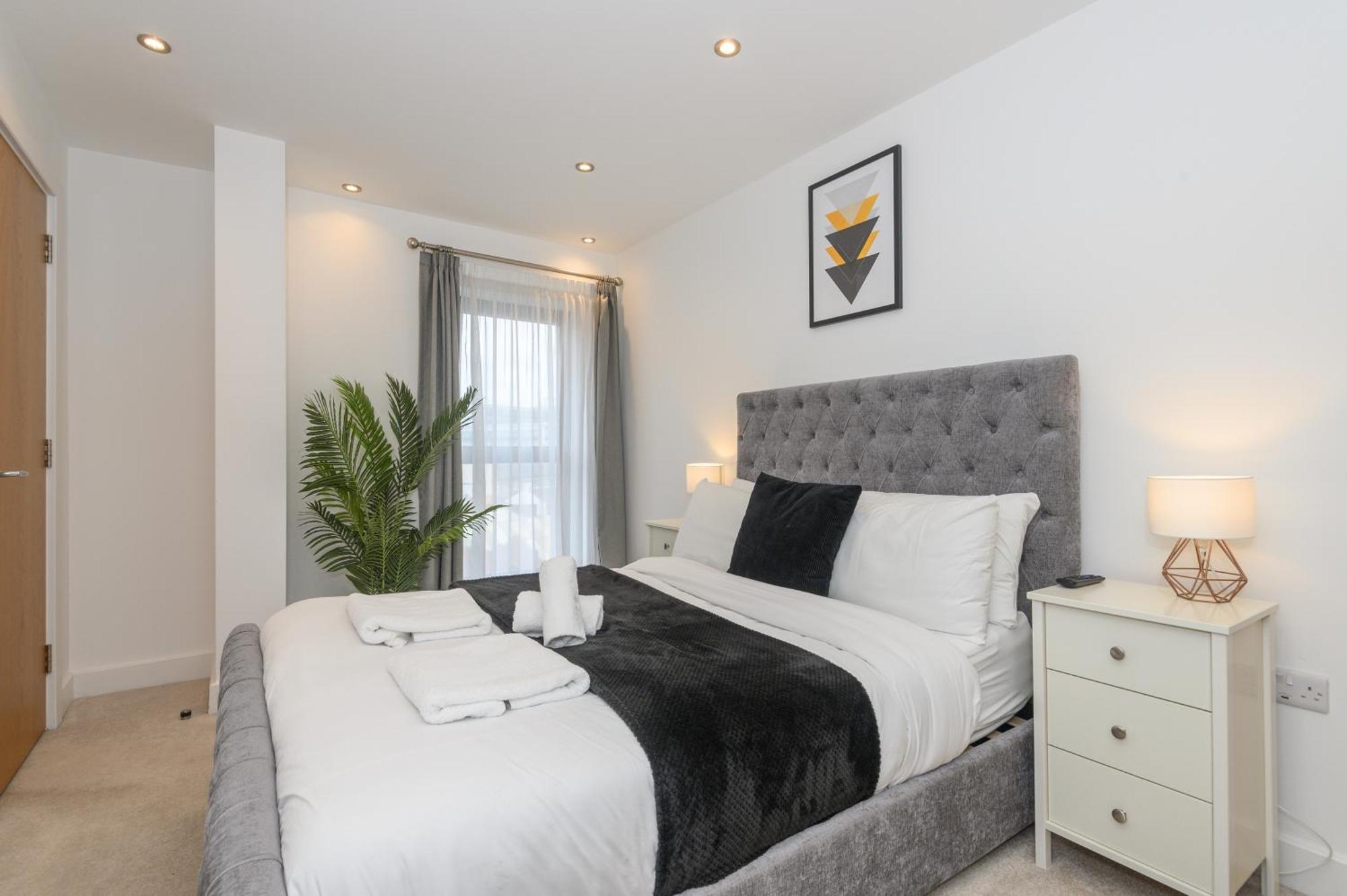 Luxury 3-bed, 3-bath Penthouse - Leeds Centre - Underground Parking Apartamento *