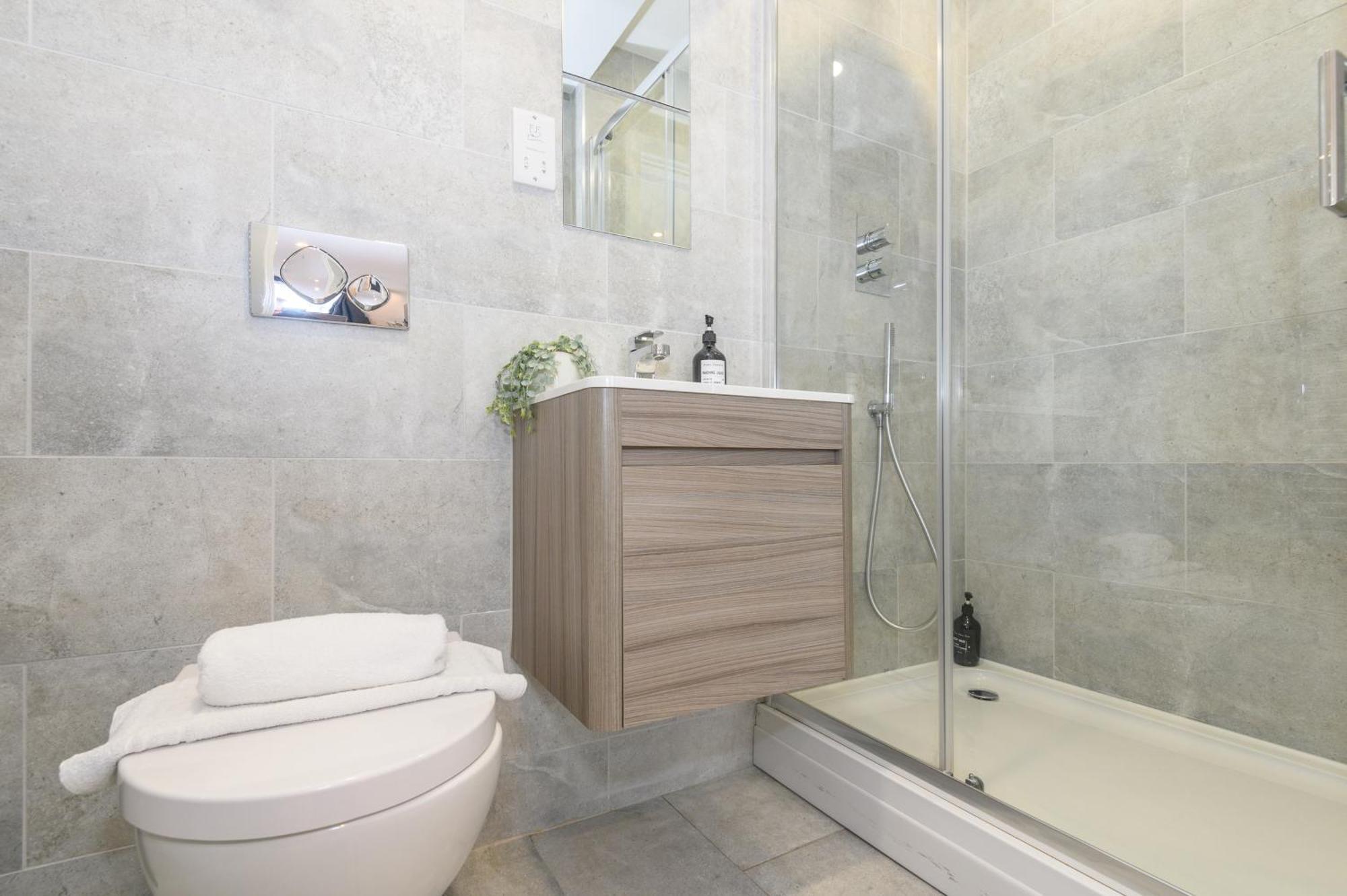 Luxury 3-bed, 3-bath Penthouse - Leeds Centre - Underground Parking Apartamento *