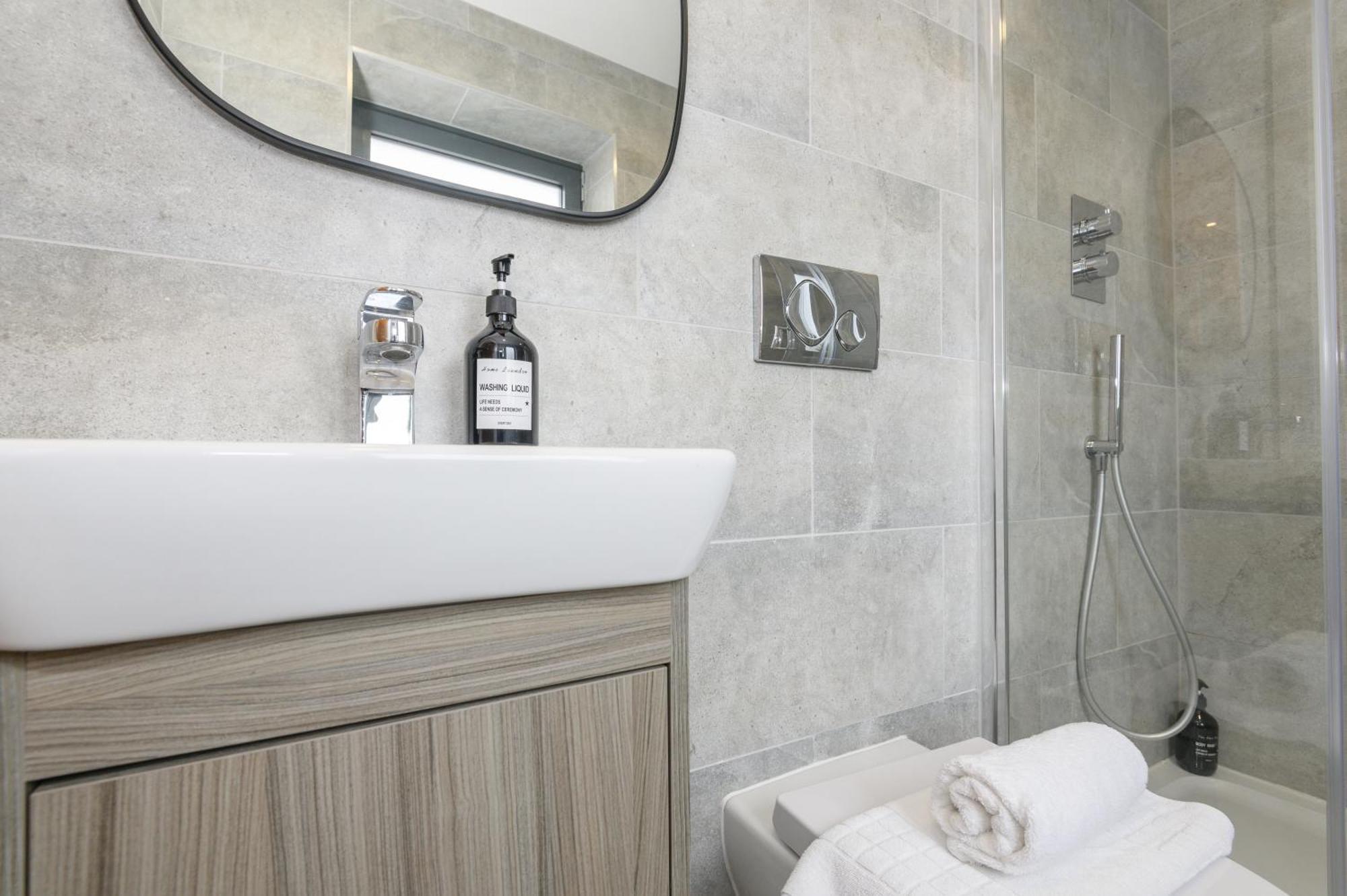 Luxury 3-bed, 3-bath Penthouse - Leeds Centre - Underground Parking Apartamento *